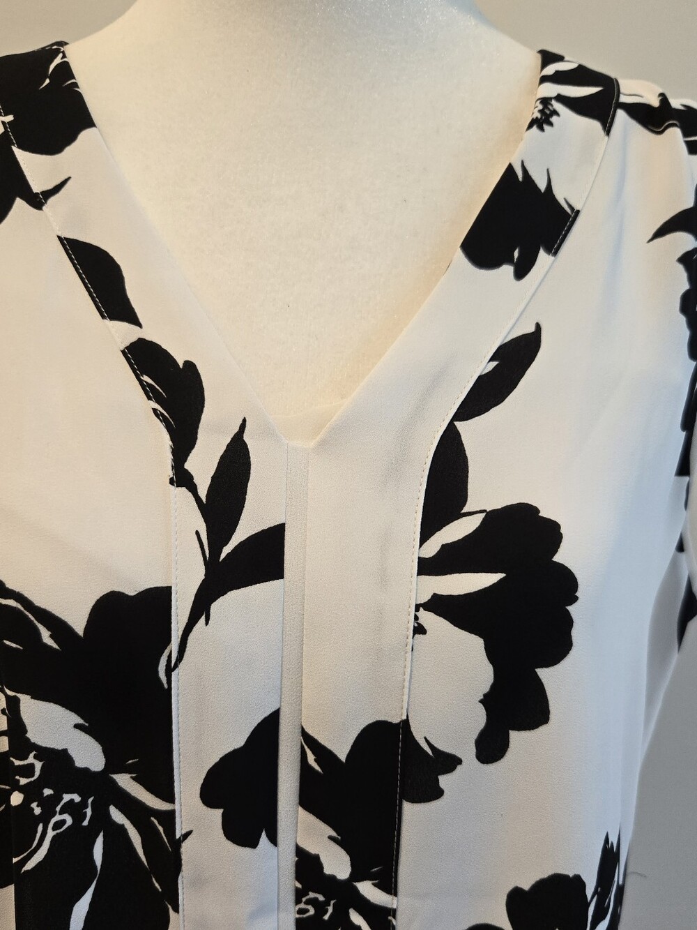 WHBM Sleeveless V-Neck Floral Shell Top - Black & White - Size 6 - Picture 2 of 6